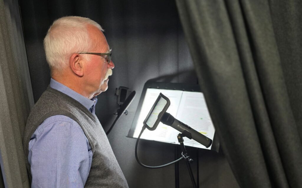 Kirchenhistoriker Prof. Dr. Siegfried Hermle bei der Aufnahme der Podcast-Folgen.